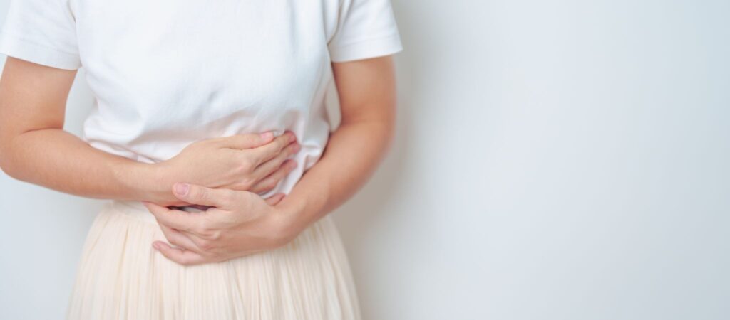 腹部に手を当てている女性