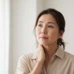 外を眺める女性