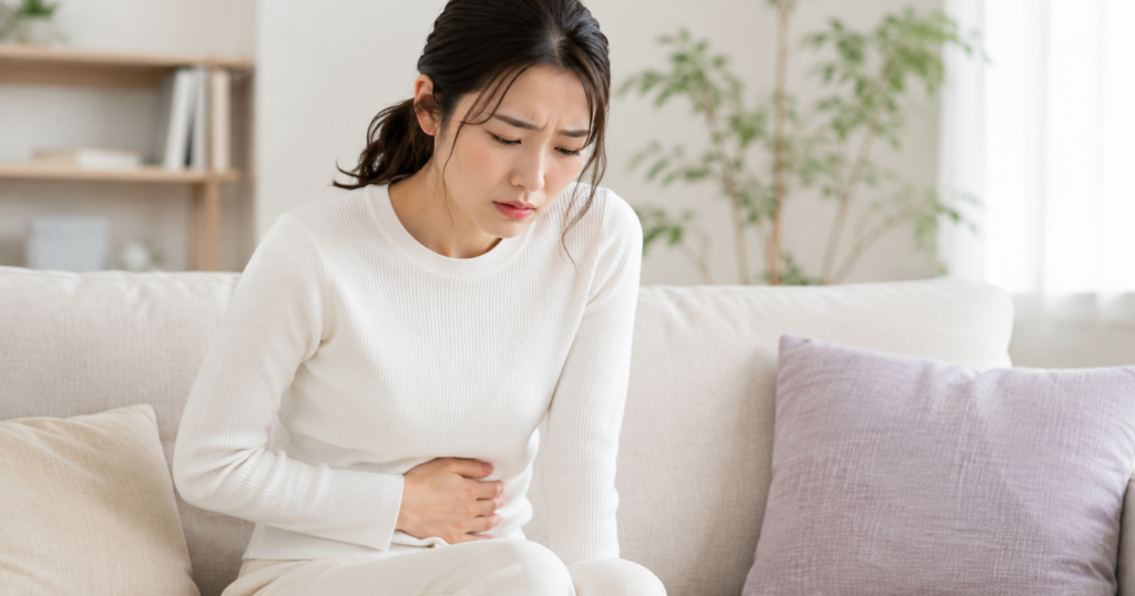 腹部が苦しそうな女性