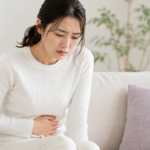 腹部が苦しそうな女性